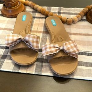 Oka-B Slide Sandals Bows.   NWOT